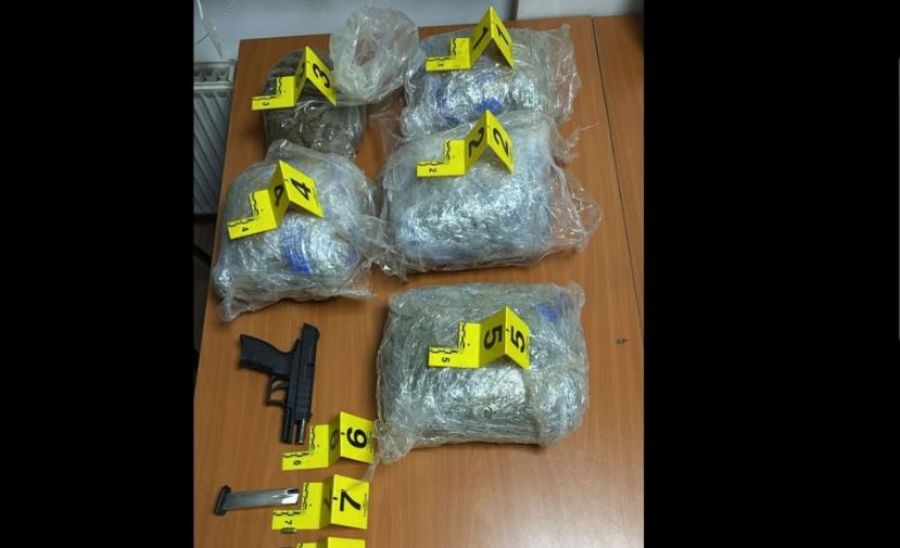 Vıçıtırın’da 5 Kilogramdan Fazla Uyuşturucu ve Silah Ele Geçirildi