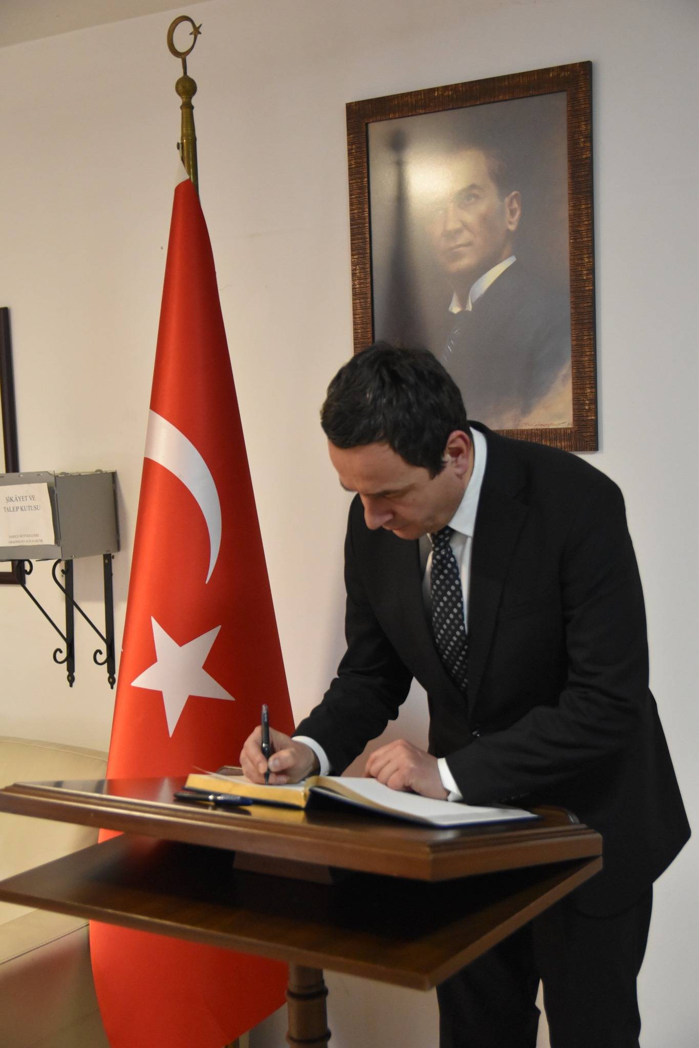 Başbakan Kurti, Türkiye Büyükelçiliğinde Taziye Defterini İmzaladı