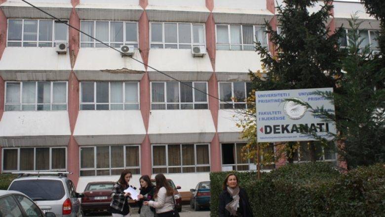 Eczacılık Öğrencileri Dekanlık Girişini Kapattı