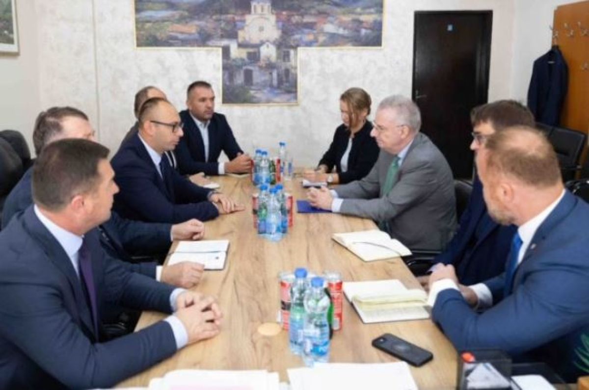 Schuebel, Kuzey Belediye Başkanlarını Merkezi Düzeyle İşbirliği Yapmaya Davet Etti