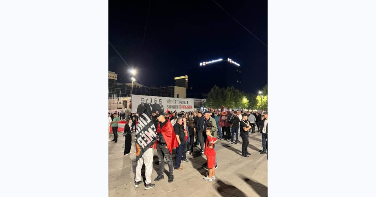 Protestocular Hükümet Binası Önünde Toplanmaya Başladı