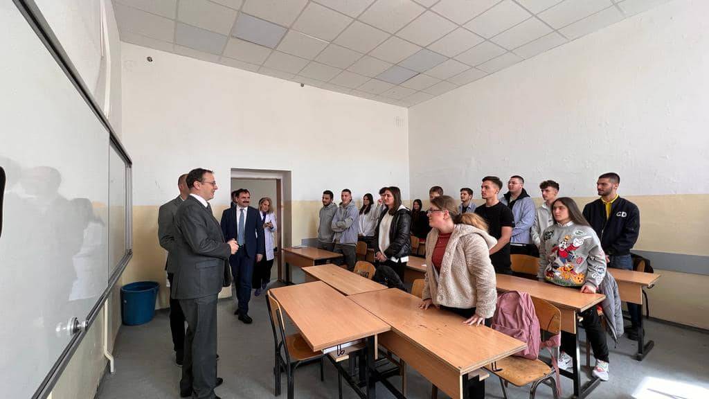 Türkiye Büyükelçisi, Priştine’de Türkçe Eğitimin Yapıldığı Okulları Ziyaret Etti