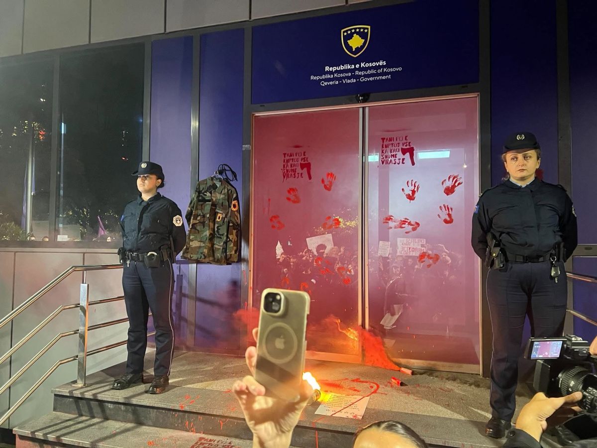 Feminist Aktivistlerden Hükümet Binası Önünde Protestoya Devam