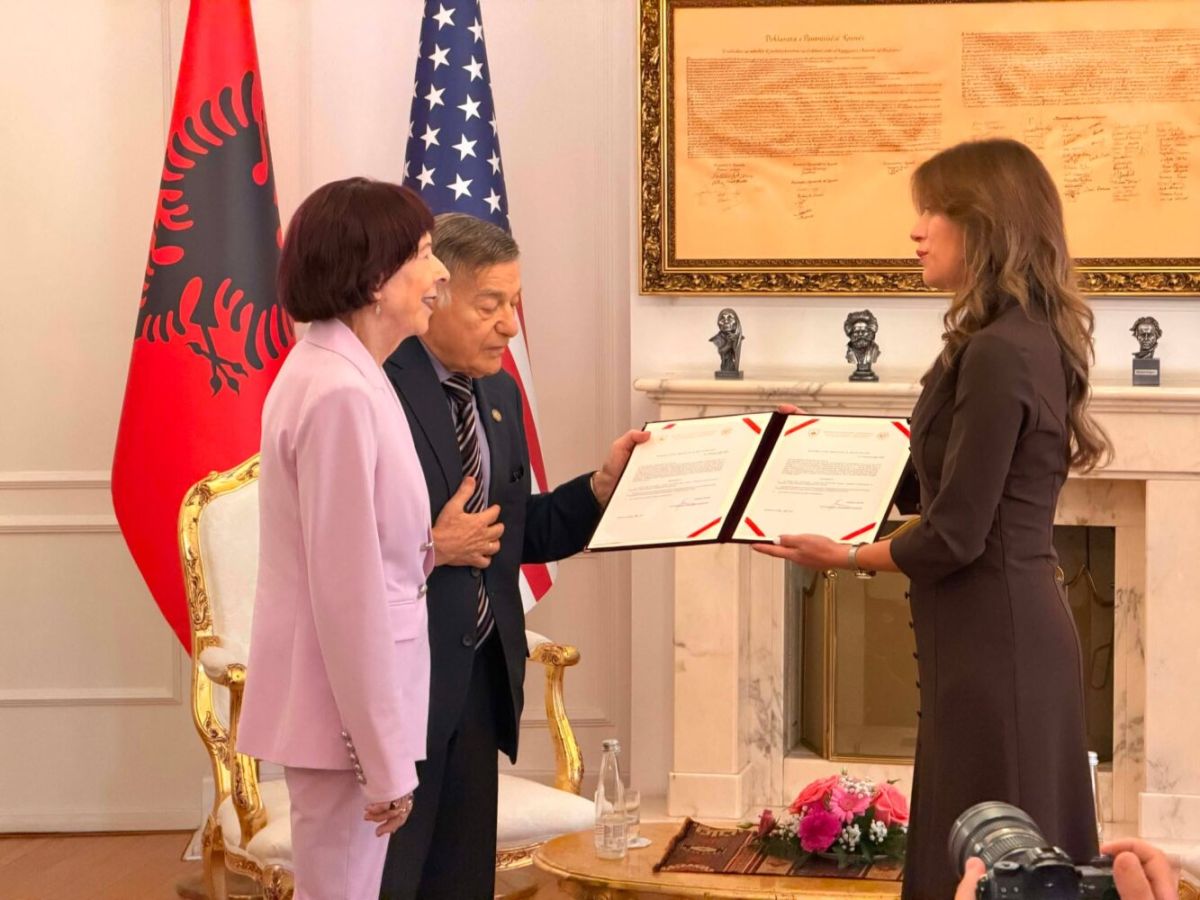 Joe ve Shirley DioGardi’ye Kosova Vatandaşlığı Verildi