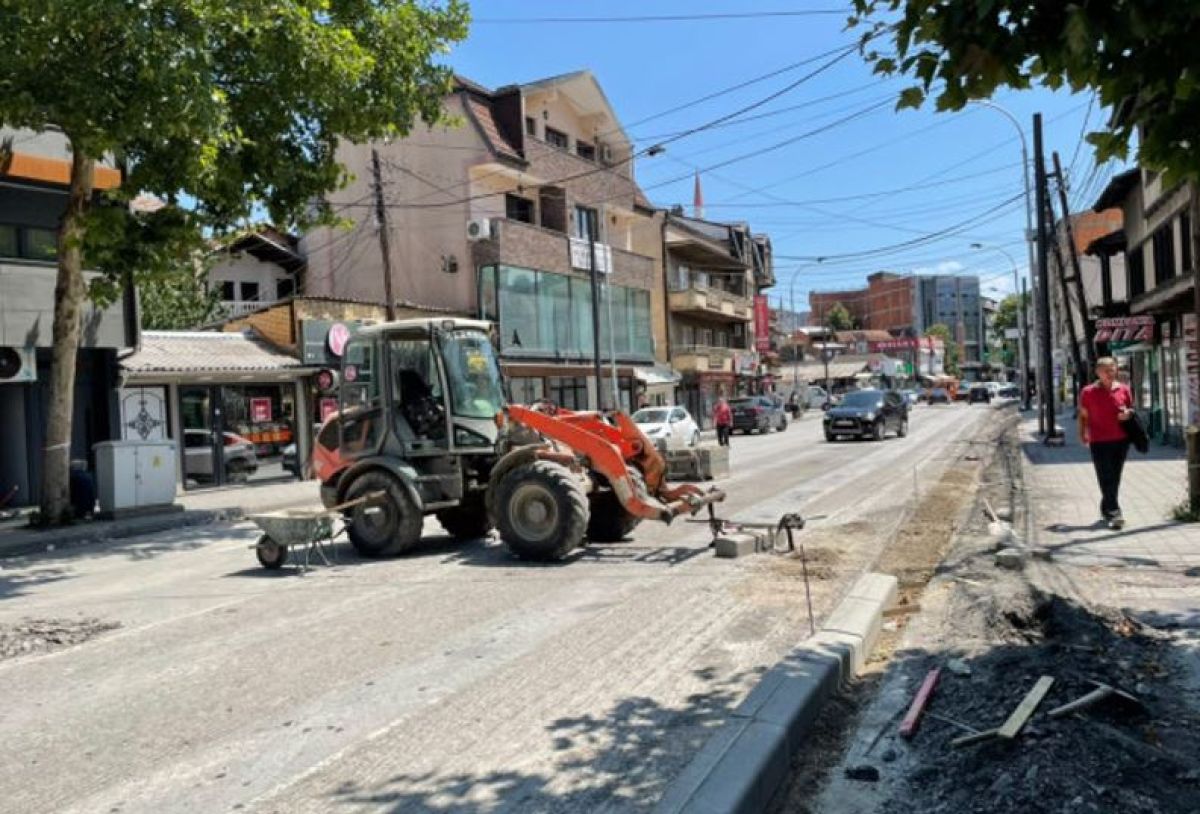 Priştine’de Vatandaşlar Yol Çalışmalarını Durdurdu