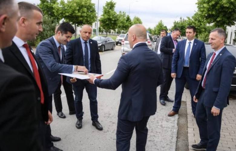 Polis Memurlarına Tatlılar İkram Etti