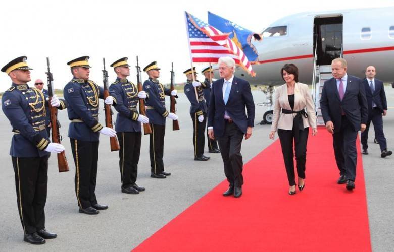 Clinton Priştine’ye Geldi