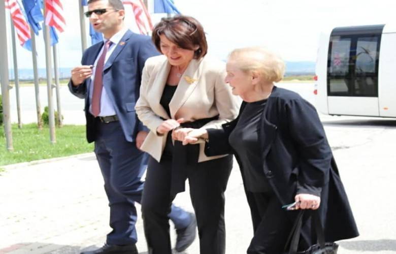 Albright da Priştine’de
