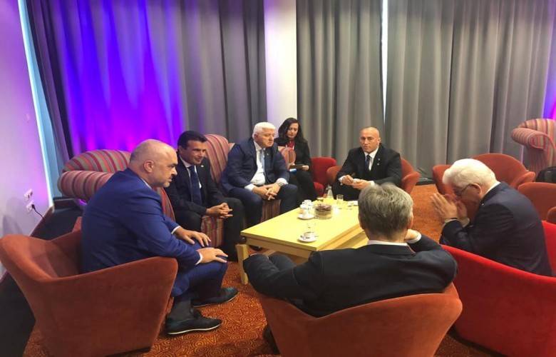 Zirve Öncesinde Sohbet Ettiler