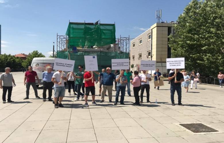 Kosova Piyango Çalışanları Protesto Düzenliyor