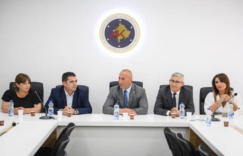 Eski Bakan Hasani,  AAK’ya Geçti