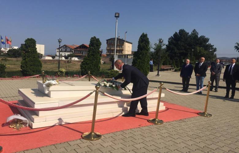 Haradinaj, Rugova’nın Mezarında Saygı Duruşunda Bulundu