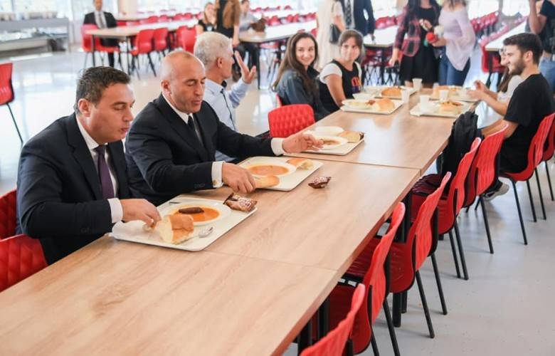 Haradinaj Üniversite Öğrencileri ile Öğle Yemeği Yedi