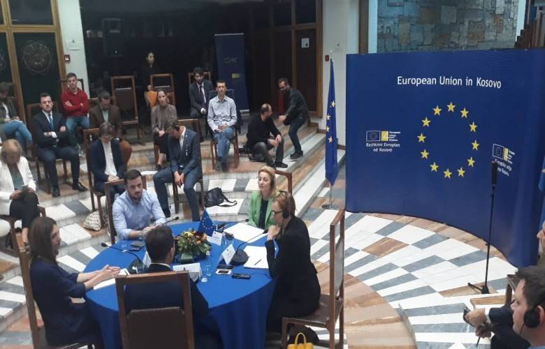 AB, Ülke Dışında Üniversite Okumak için Kosovalı Gençleri Finanse Ediyor