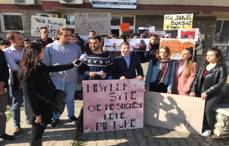 Burslar Konkuru Askıya Alındı, Öğrenciler Protestolarına Son Verdi