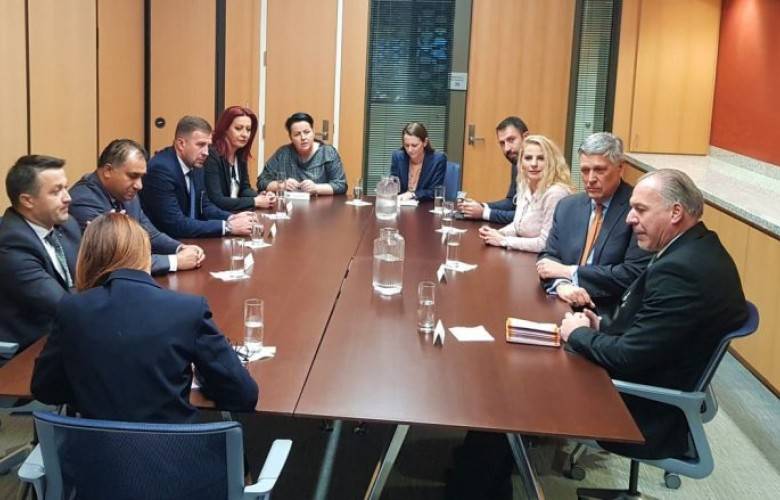 Kosnett,  Topluluklar Temsilcilerini Kabul Etti