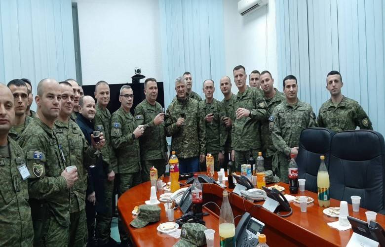 Thaçi Yeni Yıla Askerlerle Girdi