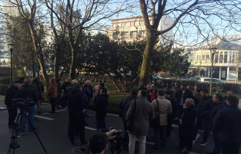 Bir Grup Zanaatçı Belediye Önünde Protesto Düzenledi