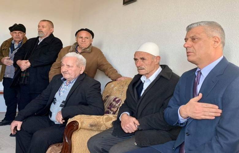 Thaçi, Kahraman Polisin Ailesine Taziye Ziyaretinde Bulundu