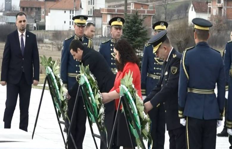 Kurti ve Osmani,  Prekaz’da Saygı Duruşunda