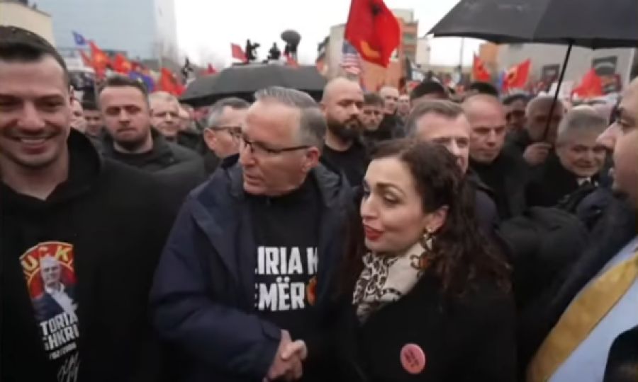 Osmani, UÇK İçin Yürüyüşte Hamza ve  Thaçi’nin Oğlu ile Selamlaştı