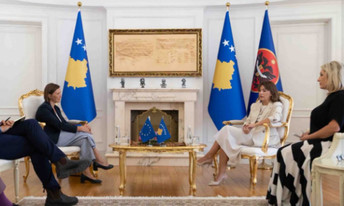 Eva Palatova’dan Albulena Haxhiu’ya Veda Ziyareti