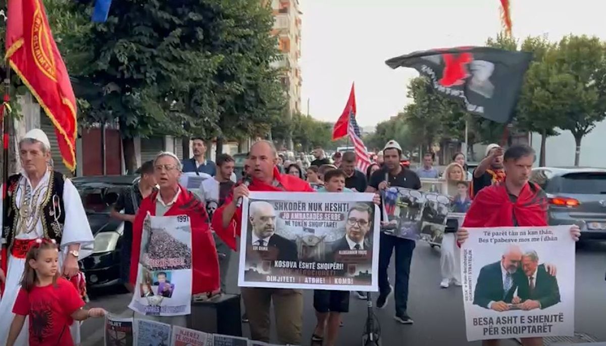 İşkodra'da Sırbistan Konsolosluğu'nun Açılmasına Karşı Protesto Düzenlendi