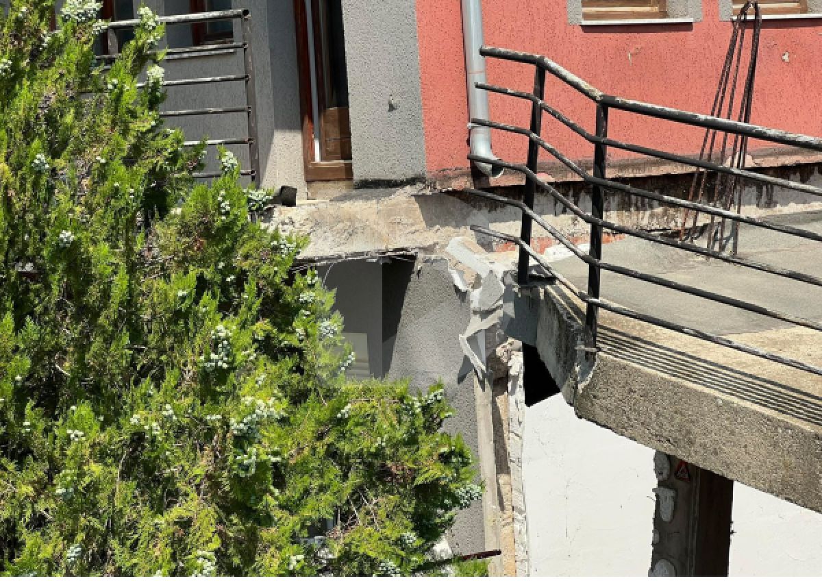 Priştine’de Bir Ev Çöktü