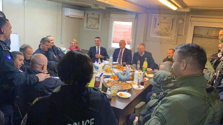 Sveçla ve Bislimi 28 Kasım’ı Kuzeyde Polislerle Kutladılar