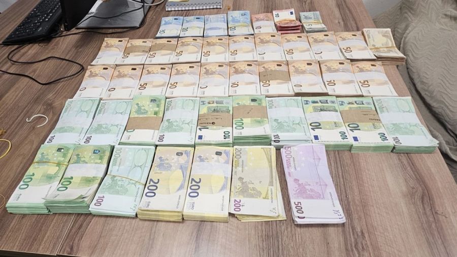 Kosova Gümrüğü, Elez Han Sınır Kapısında Yaklaşık 300 Bin Euro Ele Geçirdi
