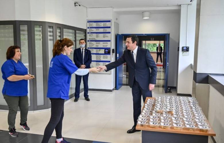 Kurti, Hükümet Binası’nda Çalışanlara Baklava İkram Etti