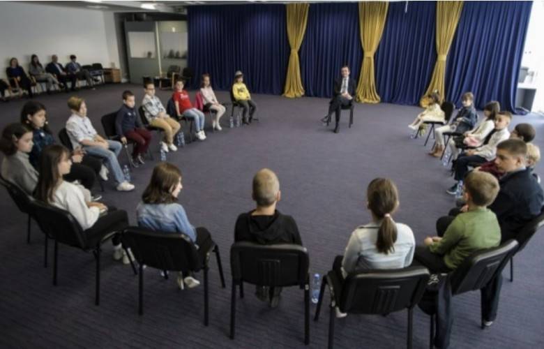 Kurti Bir Grup Çocuğu Kabul Etti