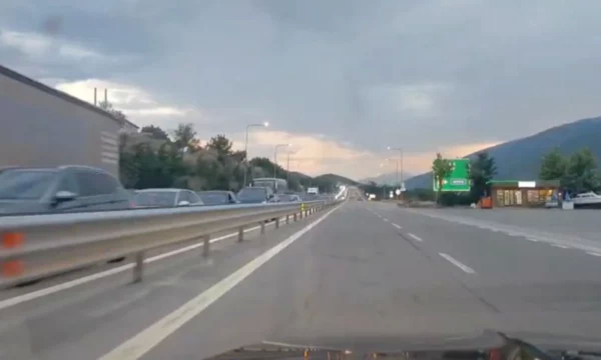 Morina Sınır Kapısı'nda Rekor Yoğunluk: 12 Saatte 76 Bin 767 Geçiş