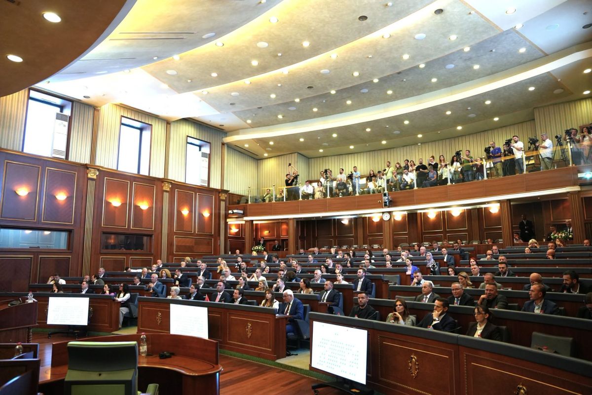 Meclis Çalışmıyor, Milletvekilleri Maaş Almaya Devam Ediyor