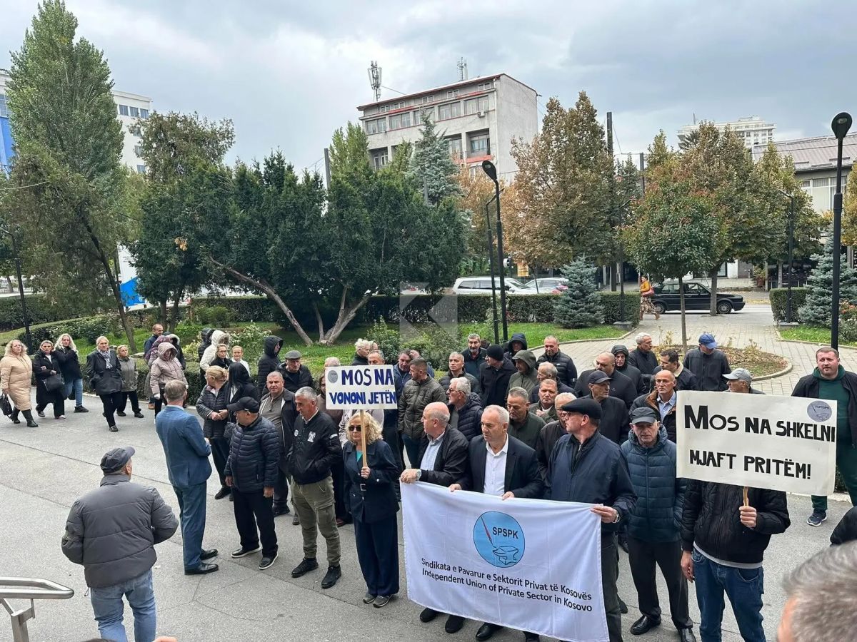 Priştine’de Okul ve Aile Sağlığı Merkezlerinin Teknik Personeli Grevde