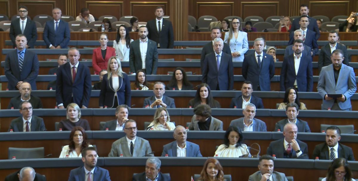 Kosova Meclisi'nde Yeni Milletvekilleri Yemin Etti