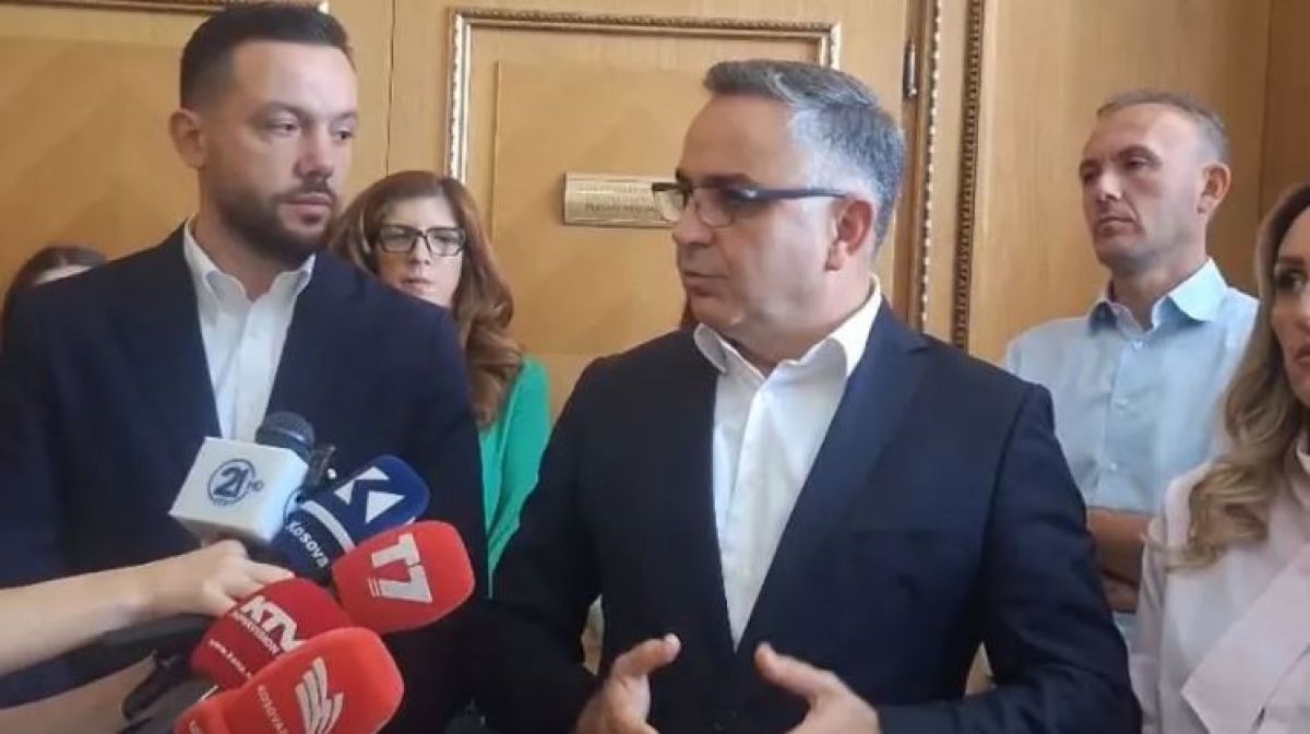 AAK: Cumhurbaşkanı, Vetëvendosje’nin Tek Başına Kontrolüne Bırakılamaz
