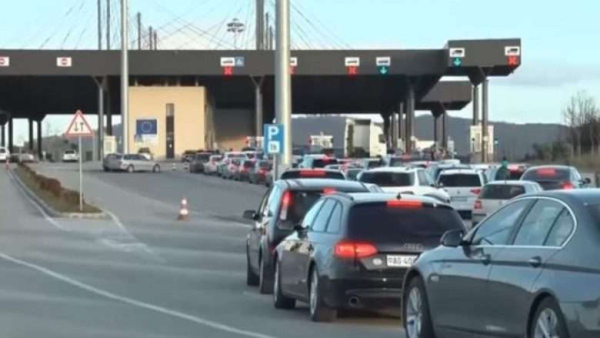 Sınır Kapılarında Araç Kuyrukları Oluştu