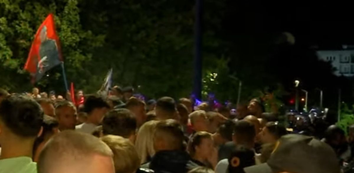 Kosova Hükümeti Önündeki Protestoda Taş ve Piroteknik Madde Atıldı