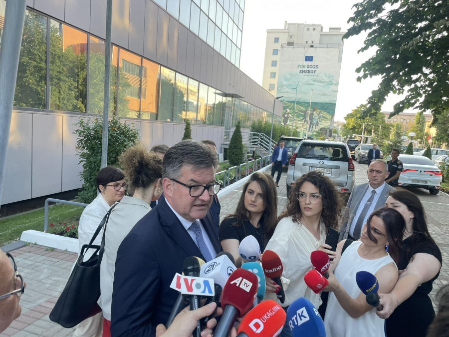  Priştine’de Lajçak ve Bislimi Görüştü