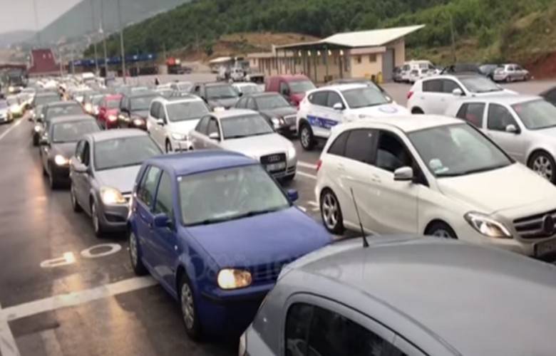 Yağışlı Hava Bile Kosovalıları Arnavutluk’a Gitmekten Caydırmadı