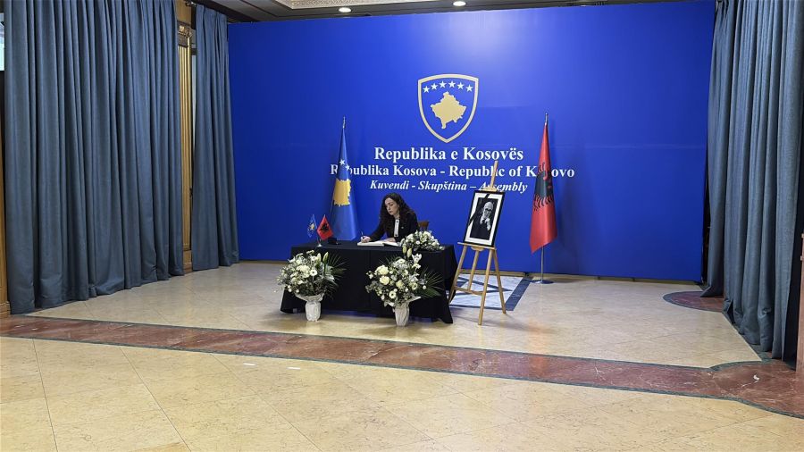 Osmani de Qosja’nın Anısına Taziye Defterini İmzaladı