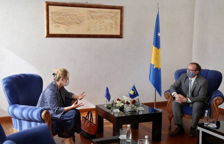 Hoti,  Apostolova’yı Veda Ziyaretine Kabul Etti
