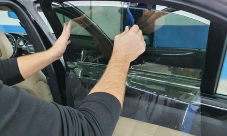 Kosova'da Artık Araçlarda Renkli Cam Kullanımı Serbest