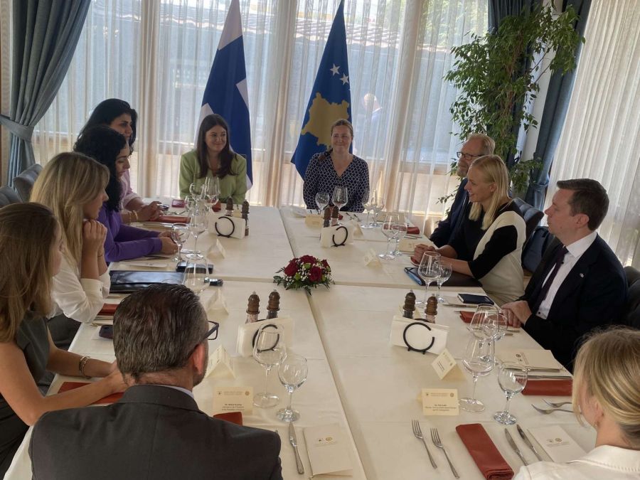 Öğle Yemeğinde Bir Araya Geldiler