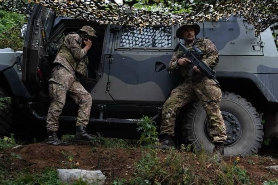 KFOR, Priştine ve İstog İdari Sınır Hattında Devriye Geziyor