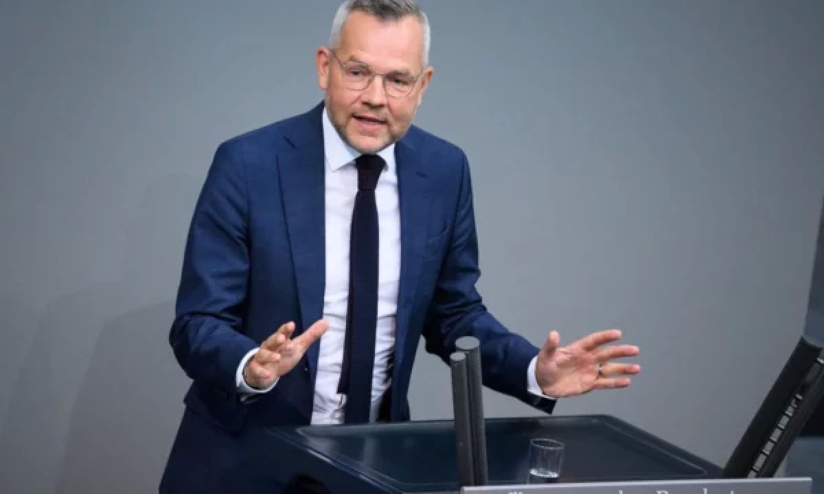 Eski Alman Bakan Roth, Sırp Bakan Paunović'in Açıklamalarını Eleştirdi