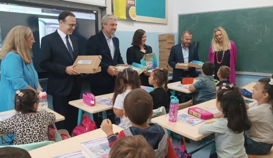 Priştine “Elena Gjika” İlkokul Öğrencilerine Eğitim Setleri Dağıtıldı