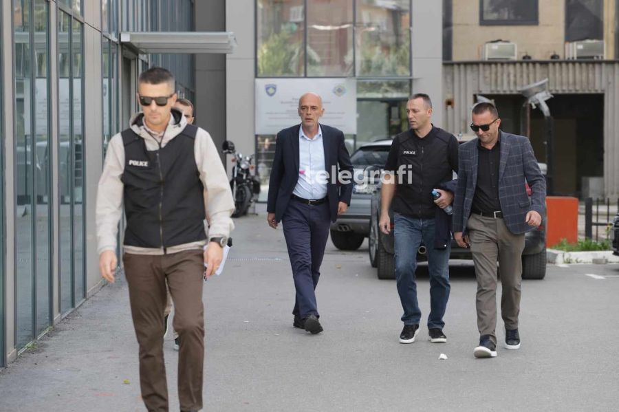 İzedin Bytyqi Polis Eşliğinde Bakanlığa Sonra da Karakola Götürüldü