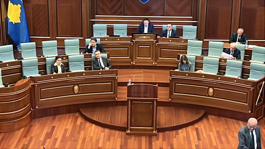 Diasporadan Dönen Başbakan Kurti Meclis Oturumuna Katılıyor